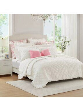 Armoire Collection Queen Size True White Quilt w/ Ruffle Full Trim 90" x 90"